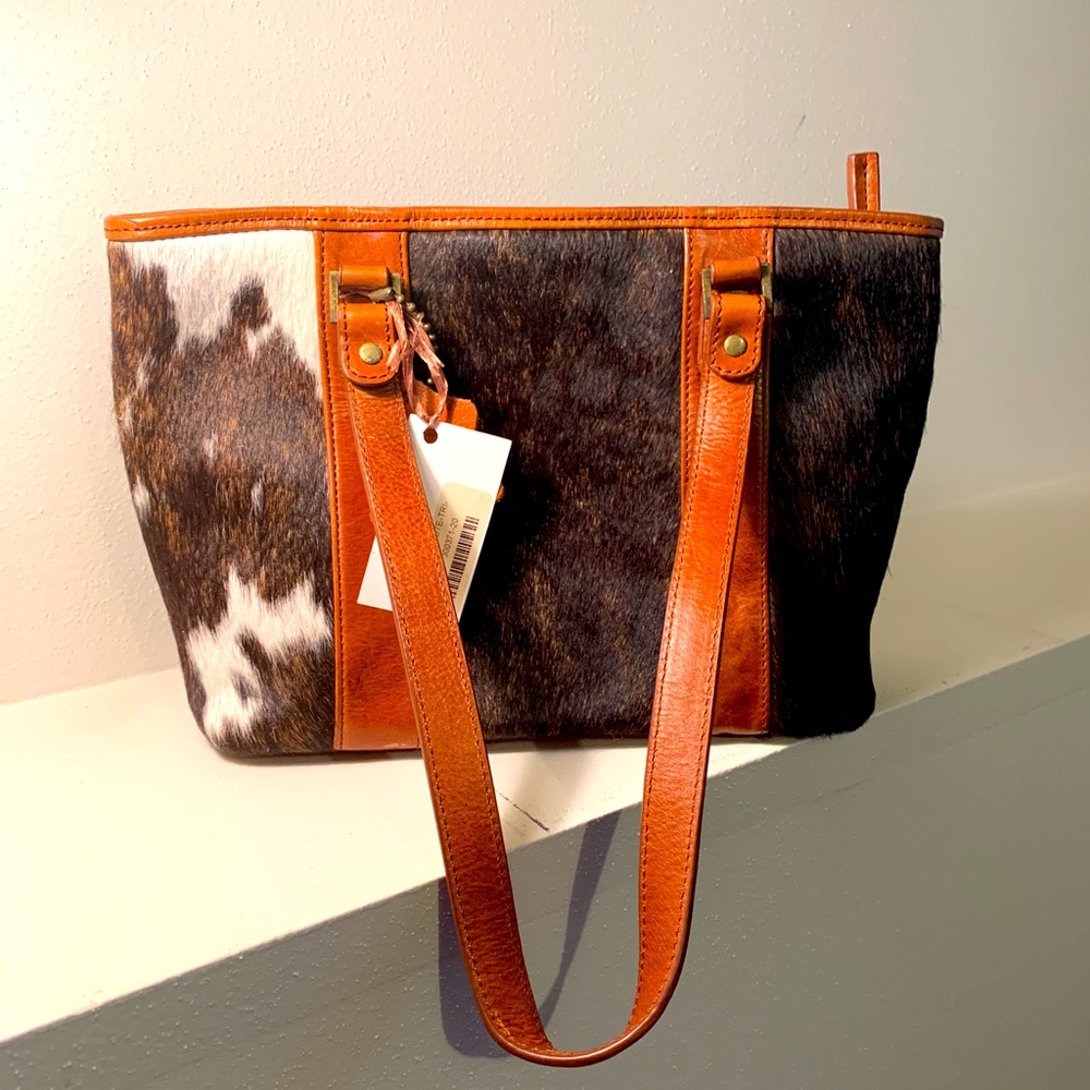 Leather and fur shoulder bag.